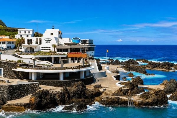 Porto Moniz, com famosas piscinas naturais